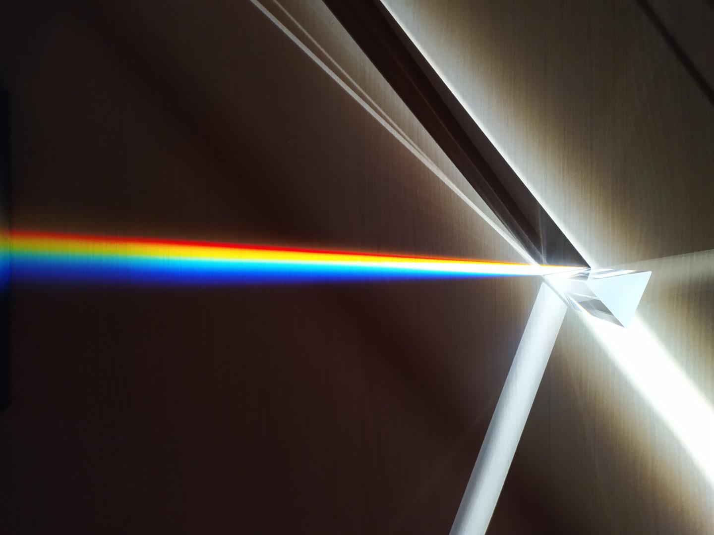 Light spectrum decomposition through a prism